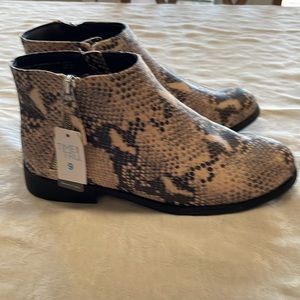 Women’s Faux Snake Skin Flat Ankle Boots Booties NWT
